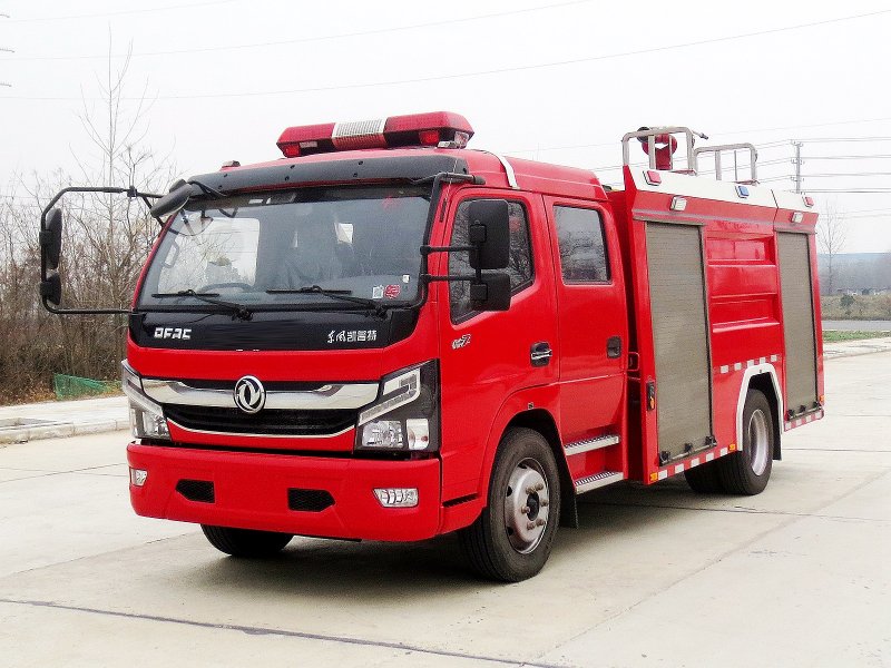 国六东风多利卡D7-5.5立方水罐消防车
